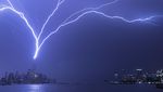 Momen Kilat Petir Menari di Langit New York