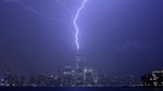 Momen Kilat Petir Menari di Langit New York
