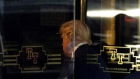 Dilansir AFP, Selasa (4/4/2023), Trump yang berusia 76 tahun, merupakan presiden AS pertama yang didakwa secara pidana. Dia akan secara resmi didakwa Selasa (4/4) waktu setempat atas dugaan suap yang dibayarkan kepada bintang porno Stormy Daniels selama kampanye pemilu 2016.