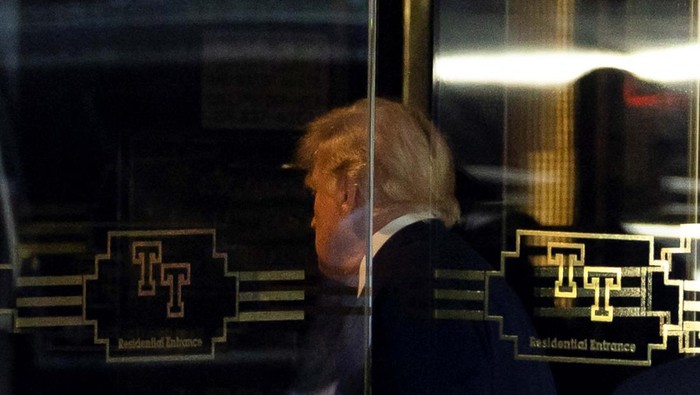 Momen Trump Tiba di New York Untuk Serahkan Diri Former U.S. President Donald Trump arrives at Trump Tower, after his indictment by a Manhattan grand jury following a probe into hush money paid to porn star Stormy Daniels, in New York City, U.S April 3, 2023. REUTERS/David Dee Delgado