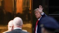 Donald Trump tiba di Trump Tower pada hari Senin, 3 April 2023, di Manhattan, New York. Dia akan bermalam sebelum menuju Selasa sore ke gedung pengadilan Manhattan.