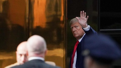 Momen Trump Tiba di New York Untuk Serahkan Diri
