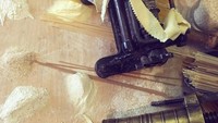 Jika beruntung, para pengunjung juga bisa mengikuti kelas membuat pasta yang ada di sini. Seluruh peralatan yang digunakan juga masih menggunakan alat-alat klasik. Foto: Instagram/#pastamuseum