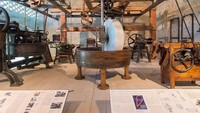 Mesin pembuat pasta yang sudah tak beroperasi juga masih dipertahankan di sini. Semuanya diletakkan dan disusun sebagai benda pamer yang bisa dinikmati pengunjung. Foto: Instagram/#pastamuseum