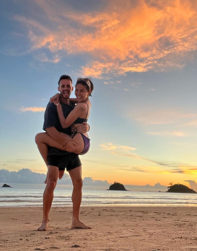Mengaku sudah tinggal bersama, keduanya juga kerap liburan bareng. Seperti dalam foto yang satu ini, saat Nikita dan Antonio sedang berlibur ke pantai bersama. Foto: Instagram/@nikitamirzanimawardi_172