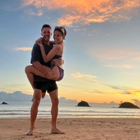 Mengaku sudah tinggal bersama, keduanya juga kerap liburan bareng. Seperti dalam foto yang satu ini, saat Nikita dan Antonio sedang berlibur ke pantai bersama. Foto: Instagram/@nikitamirzanimawardi_172