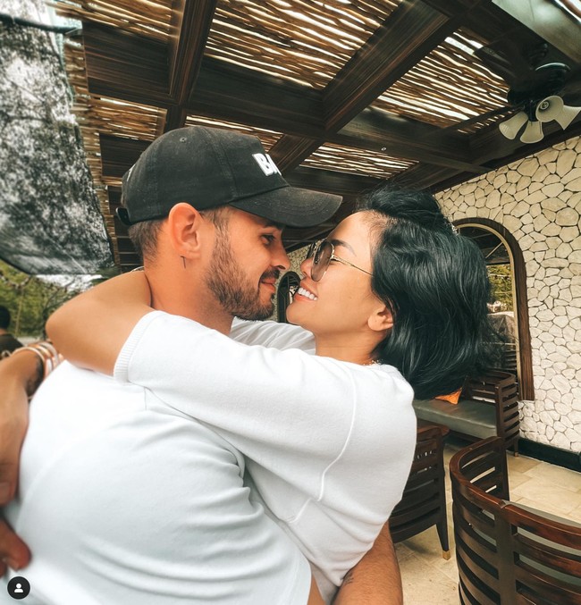 “Mungkin saya salah lagi dalam memilih pasangan dalam hidup saya. Malah saya mengajarkan bagaimana menjalankan bisnis yang baik dan benar agar Toni bisa sukses di Indonesia tapi dia selalu beralasan. Saya bingung salah saya di mana? Tapi kembali lagi mungkin ini jalan Tuhan yang terbaik, tambah perempuan 37 tahun itu. (Foto: Instagram/@toni.dedola)