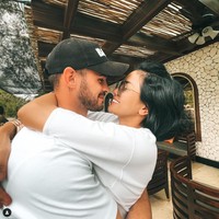 “Mungkin saya salah lagi dalam memilih pasangan dalam hidup saya. Malah saya mengajarkan bagaimana menjalankan bisnis yang baik dan benar agar Toni bisa sukses di Indonesia tapi dia selalu beralasan. Saya bingung salah saya di mana? Tapi kembali lagi mungkin ini jalan Tuhan yang terbaik, tambah perempuan 37 tahun itu. (Foto: Instagram/@toni.dedola)