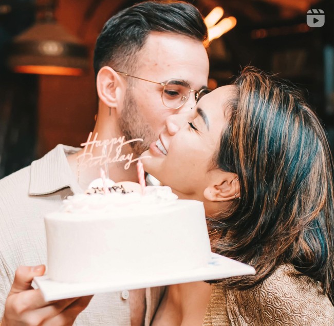 Awalnya Nikita Mirzani lah yang berniat untuk memberikan kejutan ulang tahun untuk kekasihnya itu. Tak disangka kejutan ulang tahun yang telah disiapkannya itu justru berubah menjadi acara lamaran untuk Nikita Mirzani. Foto: Instagram/@toni.dedola