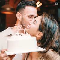 Awalnya Nikita Mirzani lah yang berniat untuk memberikan kejutan ulang tahun untuk kekasihnya itu. Tak disangka kejutan ulang tahun yang telah disiapkannya itu justru berubah menjadi acara lamaran untuk Nikita Mirzani. Foto: Instagram/@toni.dedola