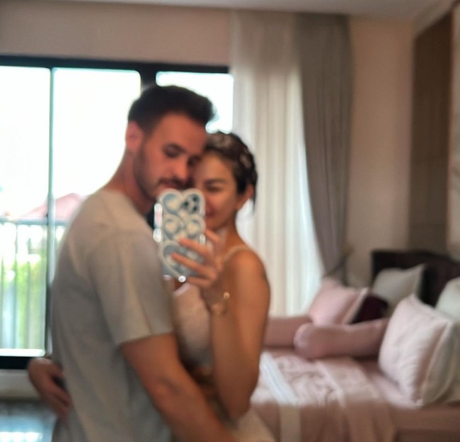 Hubungan asmara antara Nikita Mirzani dan kekasihnya, Antonio Dedola kerap mencuri atensi. Keduanya terlihat cukup sering membagikan kemesraan mereka ke akun Instagram. Foto: Instagram/@forevaah.id