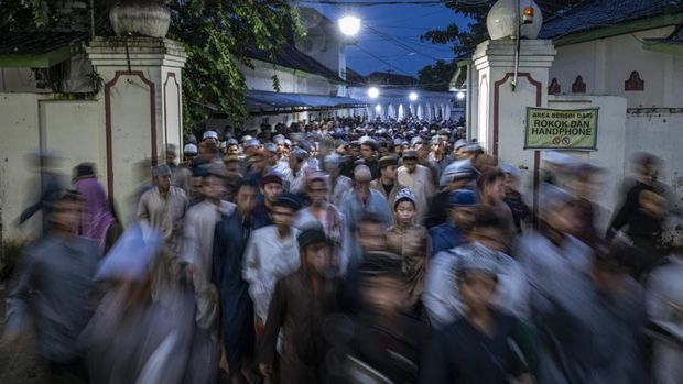 MAGETAN, INDONESIA - APRIL 03: Students perform prayers at the islamic boarding school Al-Fatah Temboro during the holy month of Ramadan on April 03, 2023 in Magetan, East Java, Indonesia. Al-Fatah Islamic Boarding School was founded in 1950 by KH. Kholid Umar, also known as Kyai Mahmud. Islamic boarding schools in Indonesia have around 22,000 students, including those from neighbouring countries in Southeast Asia, such as Malaysia, Brunei and Thailand. The Al-Fatah boarding school occupies a 50-hectare site in Temboro Village, Karas District, Magetan, East Java. It is the largest center for developing the ideology of the Tablighi Jamaat in Southeast Asia. The main goal of the Al-Fatah Islamic Boarding School is to learn about the Prophet, produce religious experts, spread Islam to all walks of life, improve oneself and uphold the da'wah journey of Allah's Apostle. The school's magnitude of the influence of religion on the lives of residents in Temboro has made this area known as the 'Village of Medina'. Students at the Pesantren, also known as 