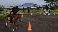 Selain itu, para santri juga mengikuti sejumlah kegiatan di luar kelas. Salah satunya berlatih berkuda sambil memanah.  