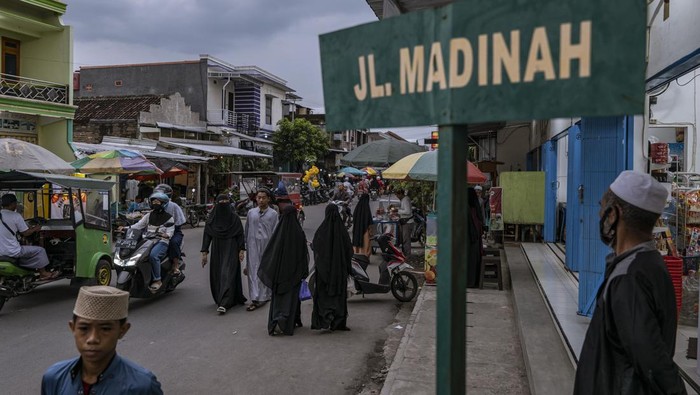 MAGETAN, INDONESIA - APRIL 03: Students perform prayers at the islamic boarding school Al-Fatah Temboro during the holy month of Ramadan on April 03, 2023 in Magetan, East Java, Indonesia. Al-Fatah Islamic Boarding School was founded in 1950 by KH. Kholid Umar, also known as Kyai Mahmud. Islamic boarding schools in Indonesia have around 22,000 students, including those from neighbouring countries in Southeast Asia, such as Malaysia, Brunei and Thailand. The Al-Fatah boarding school occupies a 50-hectare site in Temboro Village, Karas District, Magetan, East Java. It is the largest center for developing the ideology of the Tablighi Jamaat in Southeast Asia. The main goal of the Al-Fatah Islamic Boarding School is to learn about the Prophet, produce religious experts, spread Islam to all walks of life, improve oneself and uphold the dawah journey of Allahs Apostle. The schools magnitude of the influence of religion on the lives of residents in Temboro has made this area known as the Village of Medina. Students at the Pesantren, also known as 