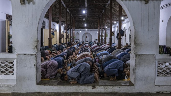 MAGETAN, INDONESIA - APRIL 03: Students perform prayers at the islamic boarding school Al-Fatah Temboro during the holy month of Ramadan on April 03, 2023 in Magetan, East Java, Indonesia. Al-Fatah Islamic Boarding School was founded in 1950 by KH. Kholid Umar, also known as Kyai Mahmud. Islamic boarding schools in Indonesia have around 22,000 students, including those from neighbouring countries in Southeast Asia, such as Malaysia, Brunei and Thailand. The Al-Fatah boarding school occupies a 50-hectare site in Temboro Village, Karas District, Magetan, East Java. It is the largest center for developing the ideology of the Tablighi Jamaat in Southeast Asia. The main goal of the Al-Fatah Islamic Boarding School is to learn about the Prophet, produce religious experts, spread Islam to all walks of life, improve oneself and uphold the dawah journey of Allahs Apostle. The schools magnitude of the influence of religion on the lives of residents in Temboro has made this area known as the Village of Medina. Students at the Pesantren, also known as 