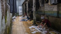 Aktivitas dan keberadaan puluhan ribu santri di Desa Temboro telah membantu geliat perekonomian warga desa.  