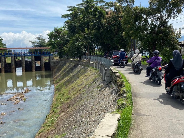 Pagar pembatas Sungai Cipamokolan ambrol.