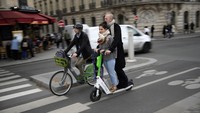 Pada tahun 2021, 24 orang tewas dalam kecelakaan terkait skuter di Prancis, termasuk satu orang di Paris. Tahun lalu, Paris mencatat 459 kecelakaan dengan e-skuter dan kendaraan sejenis, termasuk tiga kecelakaan fatal.  