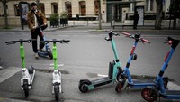 Skuter listrik yang diakses melalui aplikasi telepon pintar telah beroperasi di Paris sejak 2018, tetapi menyusul keluhan tentang penyebaran anarkis mereka, Paris pada tahun 2020 memangkas jumlah operator menjadi tiga. Itu memberi mereka kontrak tiga tahun, mengharuskan kecepatan skuter dibatasi hingga 20 km / jam dan memberlakukan area parkir skuter yang ditentukan, serupa dengan pembatasan yang diberlakukan di kota-kota lain di seluruh dunia. Kontrak saat ini berjalan hingga September.  
