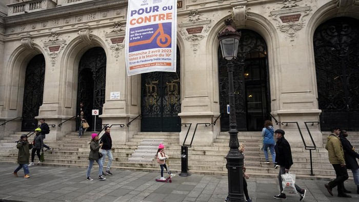 Paris Bakal Larang Skuter Listrik Mulai September A banner reads