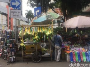 Cerita Pedagang di Pasar Asemka Beralih Jual Hiasan Lebaran Saat Puasa