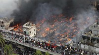 Kobaran api tampak terlihat di sebuah pasar pakaian Bangabazar di Dhaka, Bangladesh, Selasa (4/4/2023). AP Photo/Mahmud Hossain Opu