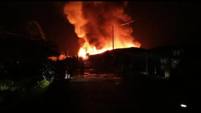 Pasar Mahalona Luwu Timur terbakar.