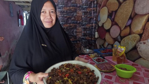 Pedagang menunukkan kondo makanan khas Ramadan di Kelurahan Loloan Barat, Kecamatan Negara, Kabupaten Jembrana, Bali, Selasa (4/4/2023).