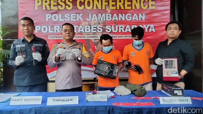 Pelaku dan penadah pembobolan rumah dirilis di Polsek Jambangan Surabaya