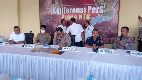 Polda NTB menangkap perempuan pedagang baju impor bekas setelah menjual 31 bal secara online maupun offline.