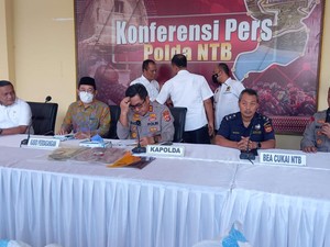 Perempuan Pedagang Baju Impor Bekas Ditangkap