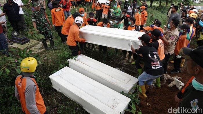 Petugas SAR gabungan membawa peti berisi jenazah korban pembunuhan berkedok penggandaan uang, untuk di makamkan di TPU Desa Balun, Wanayasa, Banjarnegara, Jateng, Selasa (4/4/2023). Sembilan jenazah korban pembunuhan tersebut dimakamkan di TPU Desa Balun usai dilakukan proses identifiikasi di RSUP Margono Purwokerto dan satu korban telah diserahkan ke pihak keluarga. ANTARA FOTO/Idhad Zakaria/nym.