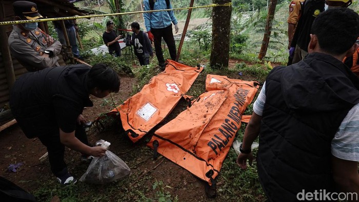 Petugas SAR gabungan membawa peti berisi jenazah korban pembunuhan berkedok penggandaan uang, untuk di makamkan di TPU Desa Balun, Wanayasa, Banjarnegara, Jateng, Selasa (4/4/2023). Sembilan jenazah korban pembunuhan tersebut dimakamkan di TPU Desa Balun usai dilakukan proses identifiikasi di RSUP Margono Purwokerto dan satu korban telah diserahkan ke pihak keluarga. ANTARA FOTO/Idhad Zakaria/nym.