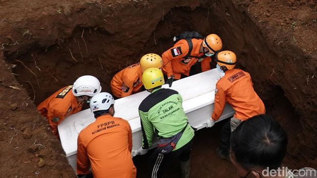 Petugas SAR gabungan membawa peti berisi jenazah korban pembunuhan berkedok penggandaan uang, untuk di makamkan di TPU Desa Balun, Wanayasa, Banjarnegara, Jateng, Selasa (4/4/2023). Sembilan jenazah korban pembunuhan tersebut dimakamkan di TPU Desa Balun usai dilakukan proses identifiikasi di RSUP Margono Purwokerto dan satu korban telah diserahkan ke pihak keluarga. ANTARA FOTO/Idhad Zakaria/nym.