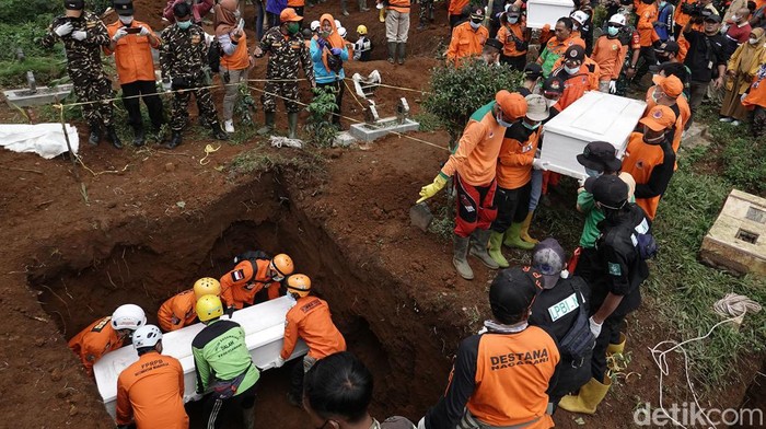 PEMAKAMAN KORBAN PEMBUNUHAN BERMODUS PENGGANDAAN UANG Petugas SAR gabungan membawa peti berisi jenazah korban pembunuhan berkedok penggandaan uang, untuk di makamkan di TPU Desa Balun, Wanayasa, Banjarnegara, Jateng, Selasa (4/4/2023). Sembilan jenazah korban pembunuhan tersebut dimakamkan di TPU Desa Balun usai dilakukan proses identifiikasi di RSUP Margono Purwokerto dan satu korban telah diserahkan ke pihak keluarga. ANTARA FOTO/Idhad Zakaria/nym.