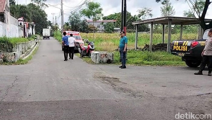 Polisi melakukan olah TKP.