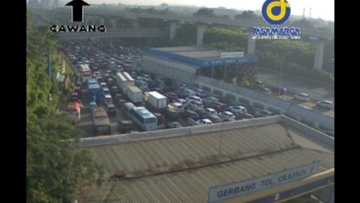Penampakan antrean di gerbang tol Cililitan pagi ini (4/4/2023).