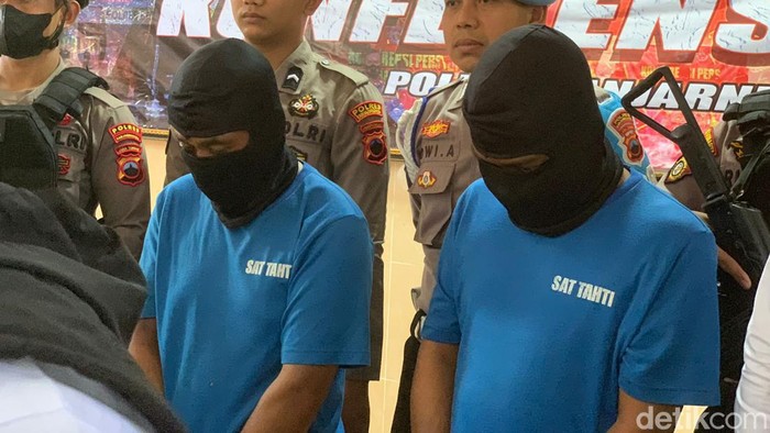 Penampakan dukun palsu pengganda uang Mbah Slamet dan BS, tersangka kasus dugaan pembunuhan bermodus penggandaan uang di Banjarnegara.