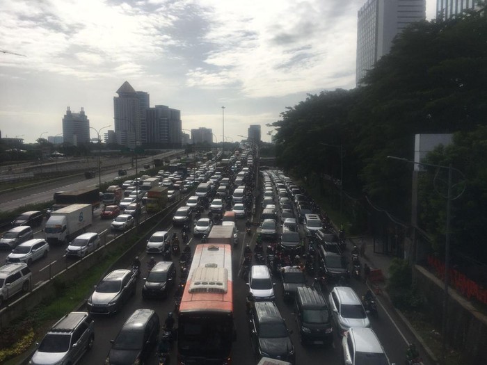 Penampakan Macet di TB Simatupang Arah Fatmawati