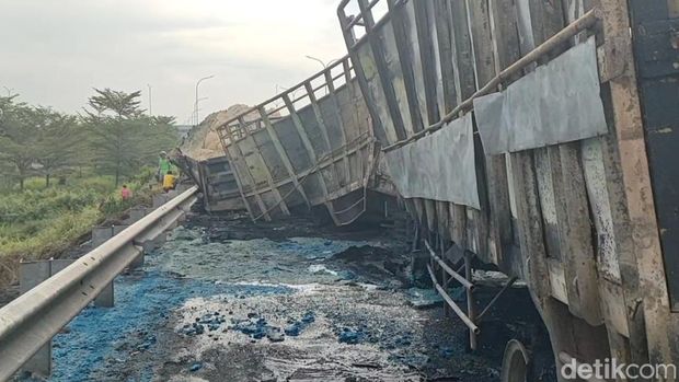 Penampakan truk angkut bahan kimia yang kecelakaan maut di Tol Pemalang, Selasa (4/4/2023).