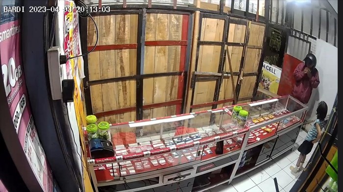 Pencurian di konter HP Makassar terekam CCTV.