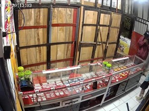 Maling Bobol Konter HP di Makassar, Pura-pura Minta Minum saat Kepergok