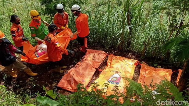 Penemuan 10 mayat korban pembunuhan oleh Mbah Slamet, dukun palsu pengganda uang di  Banjarnegara.
