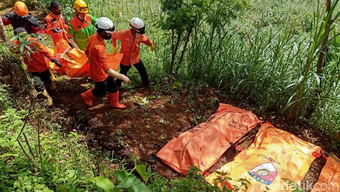 Penemuan 10 mayat korban pembunuhan oleh Mbah Slamet, dukun palsu pengganda uang di  Banjarnegara.