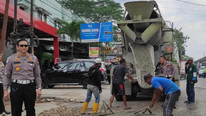 Pengecoran jalan rusak oleh pabrik beton dan Polantas. (Foto: Istimewa)