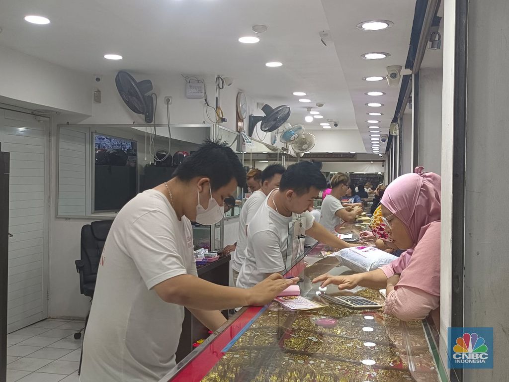 Penjualan perhiasan emas jelang Lebaran di Pasar Enjo, Jakarta Timur, Selasa (4/4/2023). (CNBC Indonesia/Martyasari Rizky)
