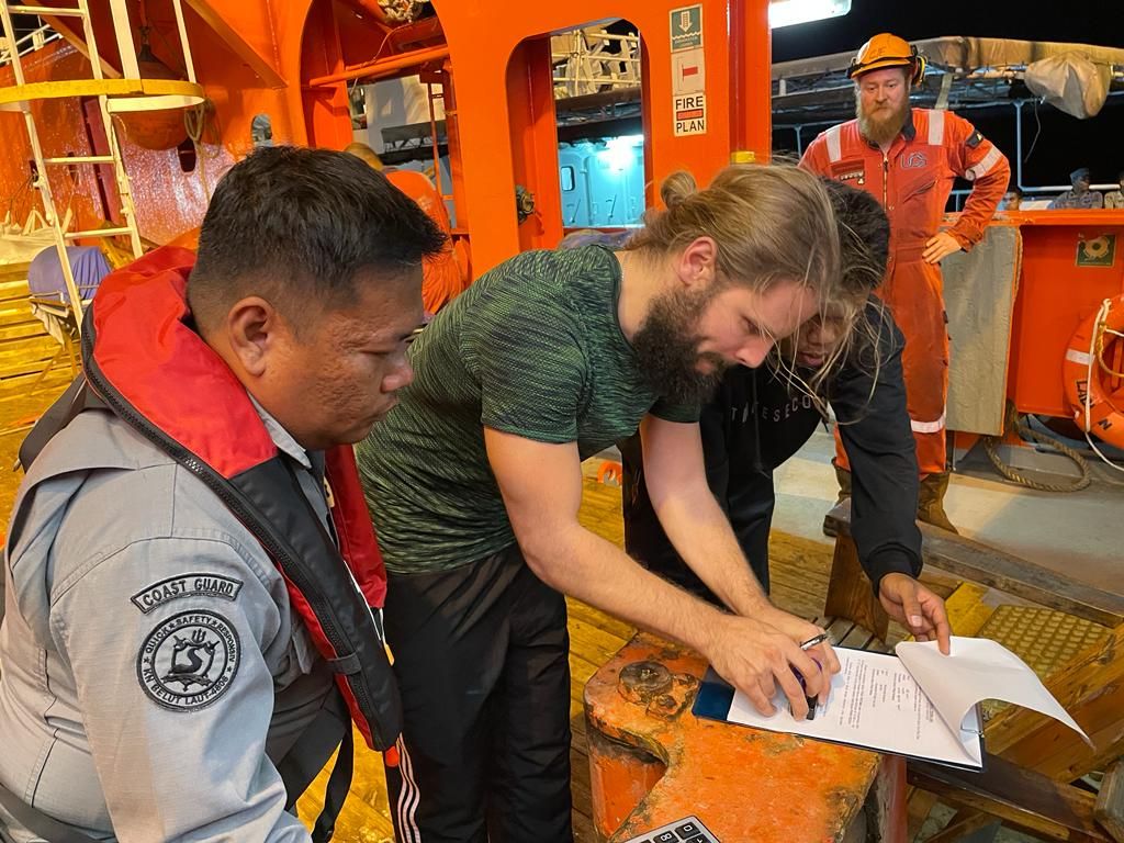 Penyelamatan awak kapal KM Buana Indah oleh KN Belut Laut Bakamla, di Natuna. (Dok Bakamla)
