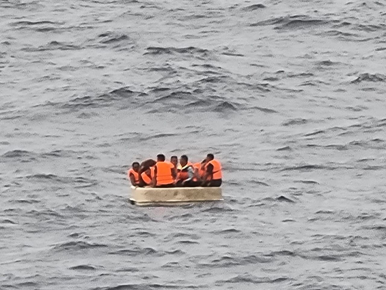 Penyelamatan awak kapal KM Buana Indah oleh KN Belut Laut Bakamla, di Natuna. (Dok Bakamla)