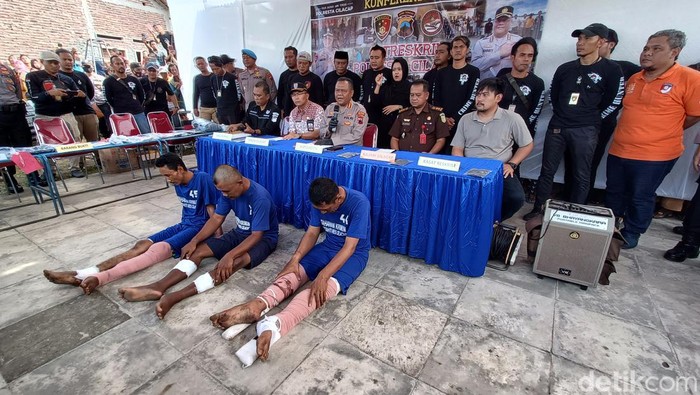 Kapolresta Cilacap, Kombes Fannky Ani Sugiharto menggelar press rilis sebelum rekonstruksi kasus perampokan di Desa Kaliwungu, Kecamatan Kedungreja, Kabupaten Cilacap, Selasa (4/4/2023).