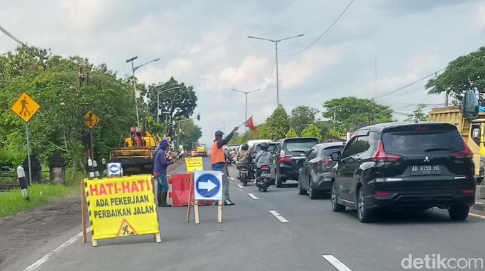Jalan Jogja-Solo, ruas Desa Jambu Kulon, Ceper, Klaten direkonstruksi dengan alat berat.